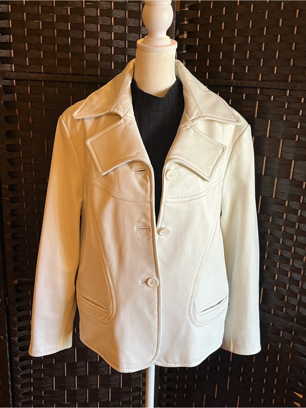 White leather jacket. Vintage Western silhouette. Lamb skin. 3 pockets. Lined. L
